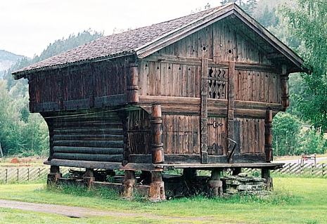 Freda stabbur fr&aring; 1700-tallet, Rollaug prestegard